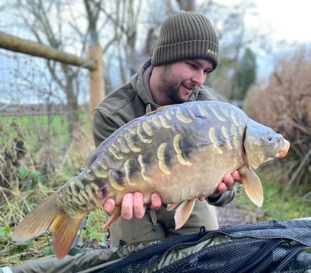 Ryan with a cracking Mirror from the Estate lake , 3 fish landed in total and one loss on a 48 hour exclusive booking #arrowmeadowfishery #el #carpfishing #ajsfisheries