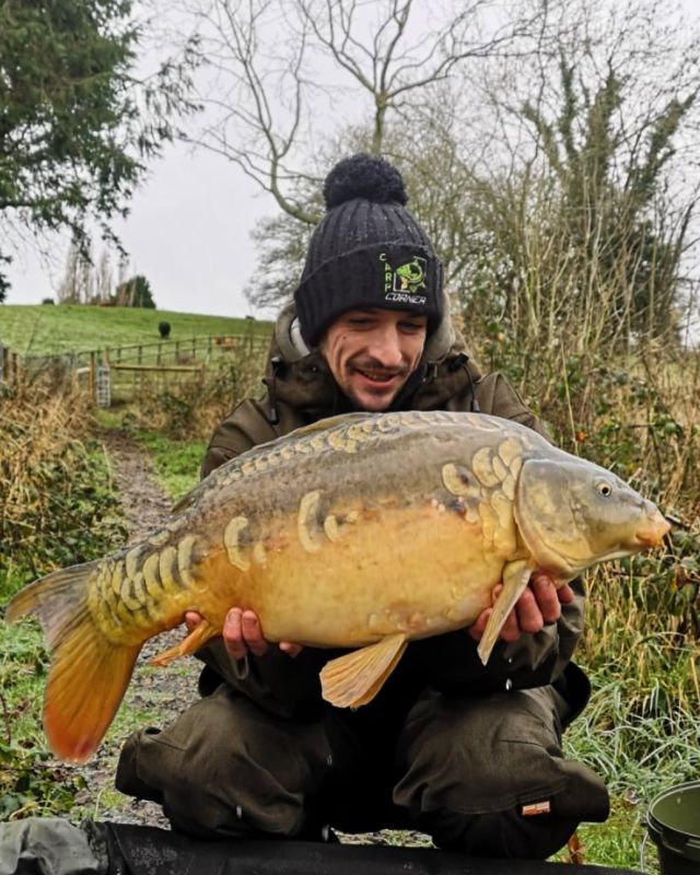 Dave Pegg with his second fish of his estate lake birthday trip and in these conditions is a result 🥳🥳 well done Dave #arrowmeadowfishery #el #carpfishing #privatehirefishery #wintercarp