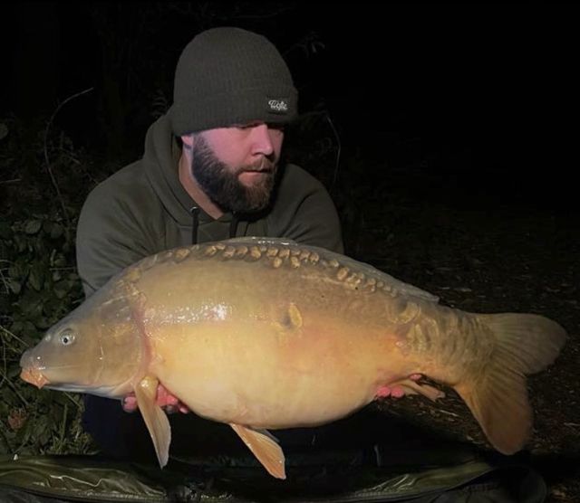 Chris with a Lovely 20 lb January mirror carp over on the Estate lake which came early this morning on a zig in open water 👍👏 great angling ! 

Book this carp fishery exclusive for 2022 : 
Please Note : Bookings are based on group bookings of max 4 anglers. To book this stunning remote venue please visit our website and choose from the options below :

4 night midweek break : Arrival Monday - Departure Friday-cost £150 per person (£37 a night)
 
3 night weekend break: Arrival Friday - Departure Monday-cost £160 per person (£50 a night)
 
7 night full week break: Arrival Monday - Departure Monday-cost £250 per person (£35 a night)

So if you break the costs down its same cost as a good day ticket but you get the whole lake exclusive woth 160 carp and fully secure location 

Please note : … it’s half price till March !!! 

#arrowmeadowfishery #privatehirefishery #exclusivehirefishery #carpfishing #carpfishery #fisheryinvestment #privatefishing 😎 #arrowmeadowfishery #el