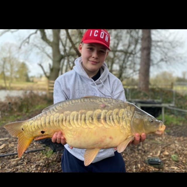 Harrison Bryan fished a 24 hour session in windy conditions at the Estate lake and bagged this lovey fish just under 24 lb #arrowmeadowfishery #el