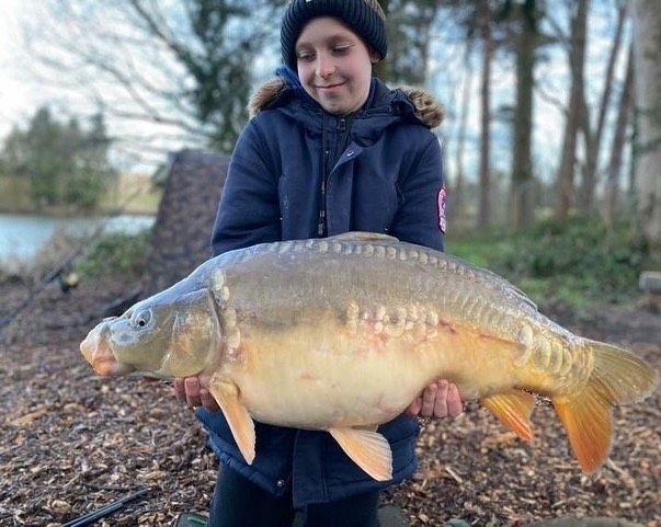 Charlie young with a 23 lb mirror and another at 15 lb on the Estate lake , great anging lads …. #arrowmeadowfishery #el