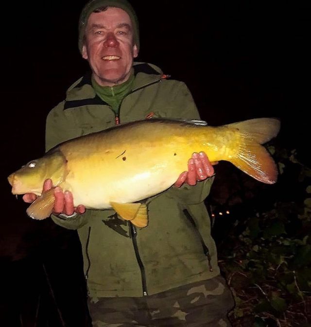 Andrew Deakin with two winter mirrors over on the The Estate Lake … well done 👍 😎#arrowmeadowfishery #havefun #el #fishing #carpfishing #privatehirefishery #fishingwithfriends #fishingsoical