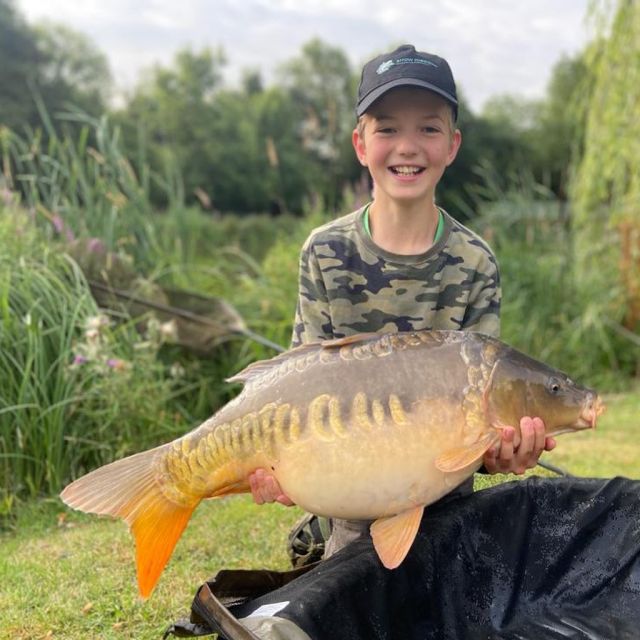 Here you go!
Theo - 3 carp
Reuben - 2 carp, 2 sturgeon
Rob - 2 carp, 1 sturgeon
Mike - 1 carp
Arrow meadow pools 👍💥#arrowmeadowfishery #amp #carpfishing #fishing #fishingwithfamily #fishingwithfriends #enjoyfishing
