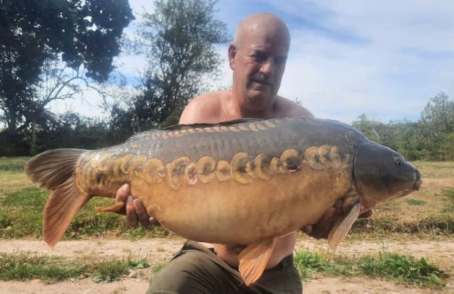Paul Lowe with a fish called Big Leeds at Arrow Meadow Pools today ! 💥💥definitely one of the main targets here 👍💪 well done weighing 29.09 lb #amp #arrowmeadowfishery #carpfishing #fishing #carpfishery #angling #privatehirefishery #privatehirelake #midlandscarpfishing #bigcarp #mirrorcarp #leeds #vsfisheries