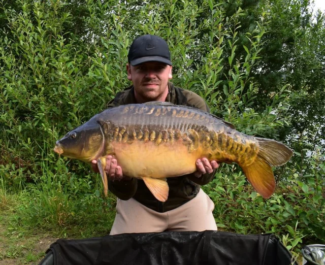 @tash.on.the.bank  with a lovely Saltby mirror 😍 #sl #syndicate #arrowmeadowfishery #saltby