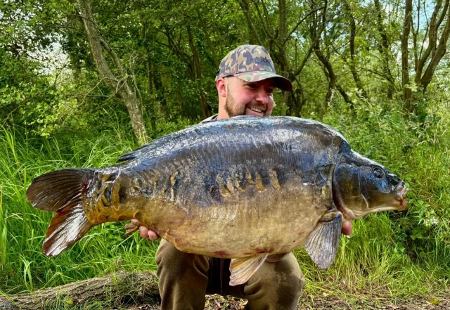@craig_carpfishing with a mega one 😎 #30 #arrowmeadowfishery #carpfishing #midlandscarp #wl #oldcarp #syndicate #carpscene