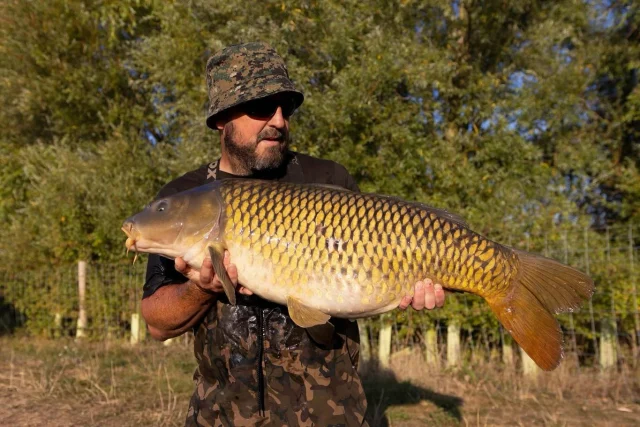 @banksideuk Craig ford : Wow!! What can i say, absolutley buzzing to bits with this capture from broom pit. 32-10 of common 🏴 carp known as "acid". Thanks to Jamie Brookes for coming down to do the Help with pics ❤️ #30 #syndicate #bp #midlandscarp #ukcarp #goodvibes #wellchill #toplads #gravelpitfishing
