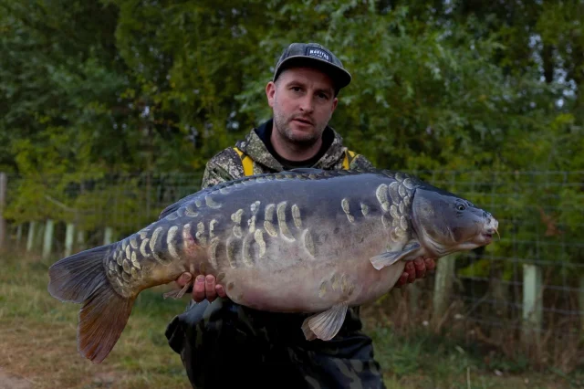 Luke Chance with Petals @34.7 🏴❤️ #bp #broompit #30 #syndicate #arrowmeadowfishery #midlandscarpscene #nowrongenshere #realfishing #goodangling #weedylakes #gravelpitcarp #wellchill #nosquats #keepitwild