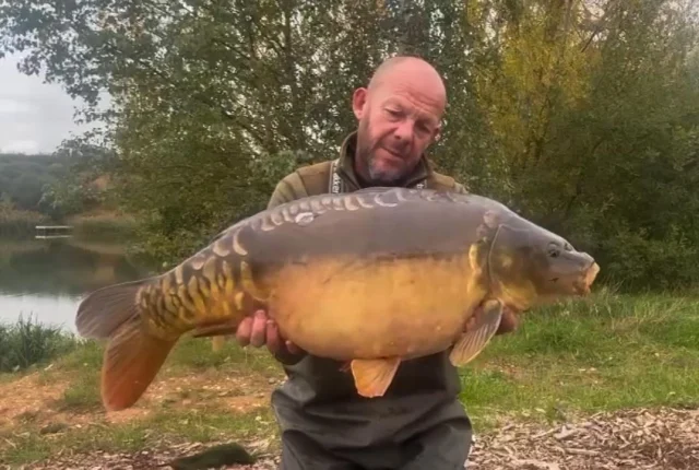 Simon Greaves with another new 30 for Broom big pit ! Named The Rong un at 30lb 3oz backed up by more lovely ones 😎 #30 #syndicate #arrowmeadowfishery #bp #midlandscarpfishing #bp