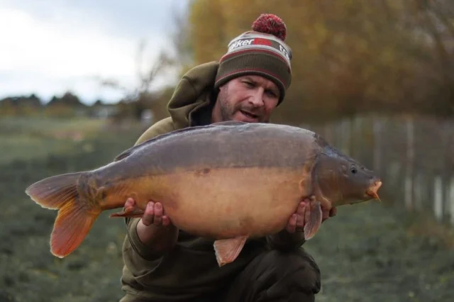 @jonnyrobins_uk
New 30+ for the broom! 💪🏻💪🏻💪🏻
32lb 4oz and I’m still buzzing. After seeing one fish bosh, I moved, dropped a solid bag on the spot, and 30 seconds later the rod absolutely rattled off.
I’ve named this one Mad Mick in memory of my dad. #sydicate #30
#bp