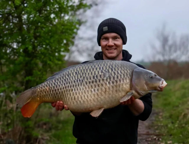 @jamie__brookes with kelsies common at 32.4lb over Arrow Pit 😎 #30 #ap #arrowmeadowfishery #syndicate #carpfishing