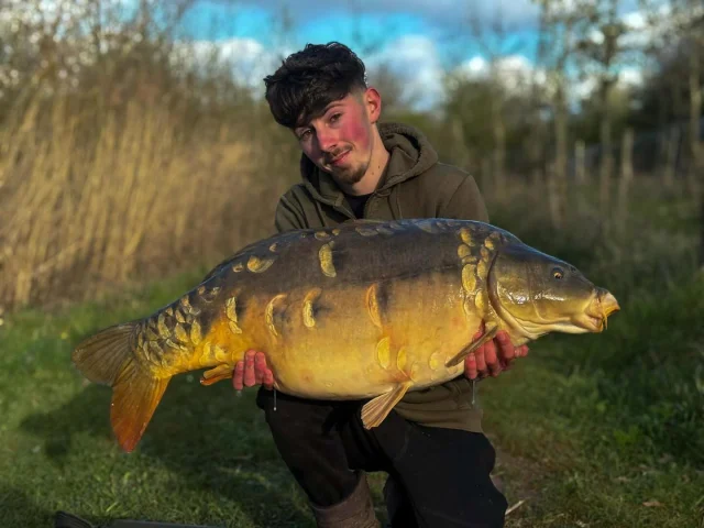 @fordskipp doing it again ! #30 #ap #arrowmeadowfishery #syndicate #carpfishing