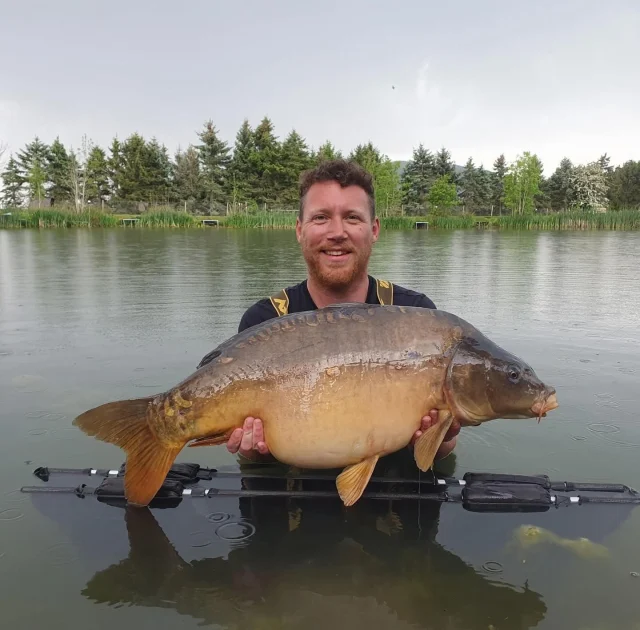 Dan Phillips with his PB at 34lb - Leigh Sinton #30 #ls #syndicate #arrowmeadowfishery #carpfishing