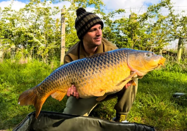 Jimmy Brown with the Roadie common at 37lb 💥😎#ap #30 #syndicate #arrowmeadowfishery #carpfishing
