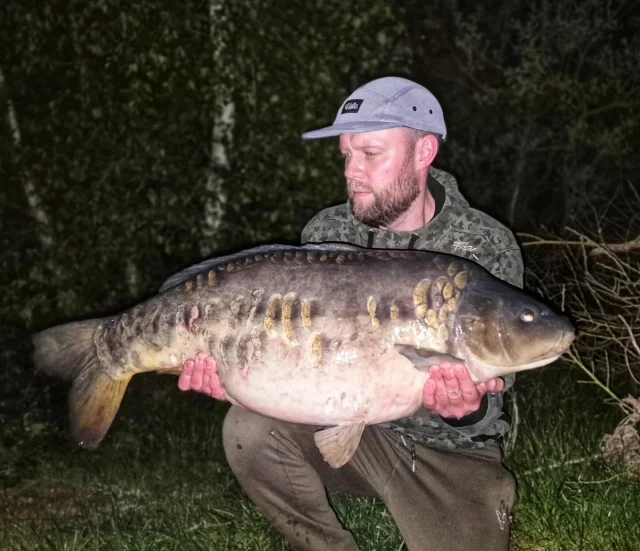 Ross with Petals at 35lb 8oz from Broom😎🇮🇪☘️ #30 #syndicate #bp #arrowmeadowfishery #carpfishing