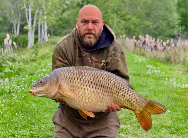 Darren Prosser with Moon pie - Leigh Sinton - 30lb #ls #30 #syndicate #arrowmeadowfishery