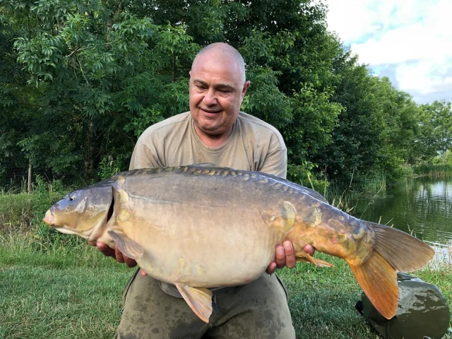 Steve with 2by2 over LS. #ls #syndicate #arrowmeadowfishery #carpfishery
