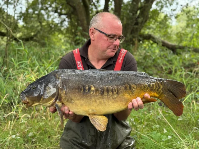 Happy Birthday to our fishery manager and friend to everone he meets  @bigbobchainsaw1973 🥳❤️ enjoying it in style fishing his favourite place willow lake , thanks for everything you are the best thing to happen to our fisheries mate ❤️