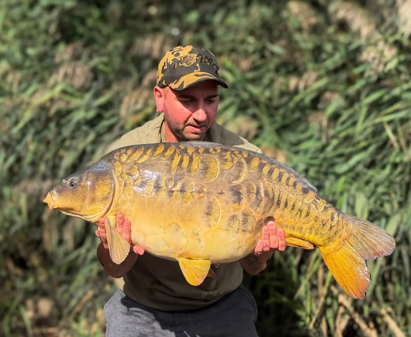 Lliya with another new 30 over Broom named Sophie #30 #bp #syndicate #arrowmeadowfishery